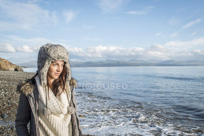 Woman enjoying sunshine on beach — Stock Photo