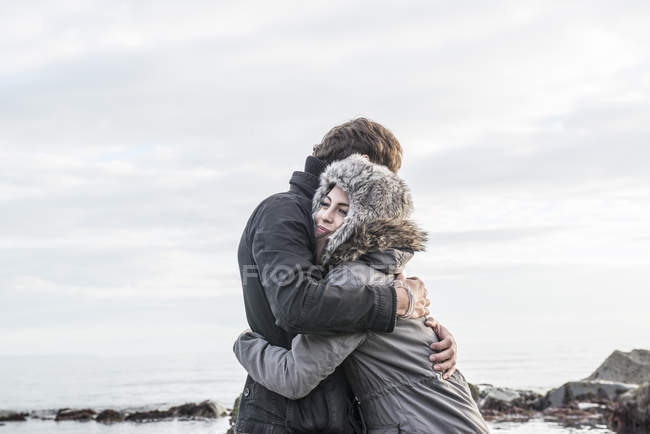 Paar umarmt sich am Strand — Stockfoto