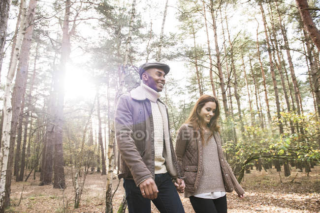 Пара, развлекающаяся во время прогулки по лесу — стоковое фото