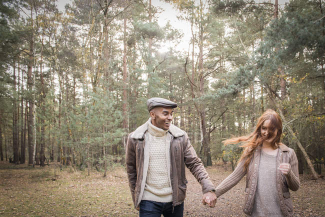 Ehepaar hat Spaß beim Waldspaziergang — Stockfoto