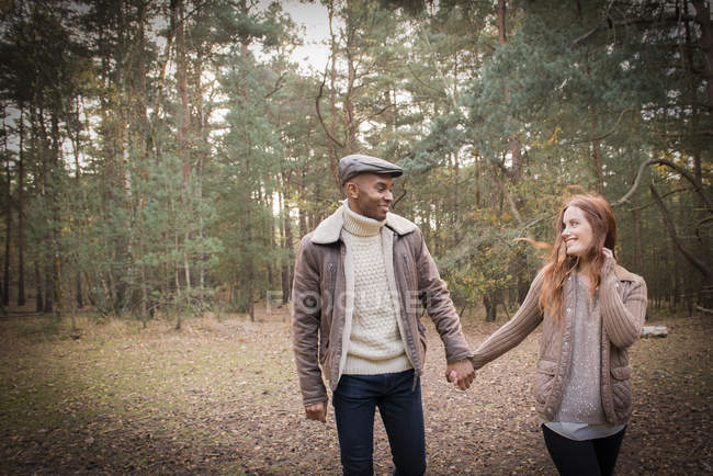 Casal se divertindo durante a caminhada na floresta — Fotografia de Stock
