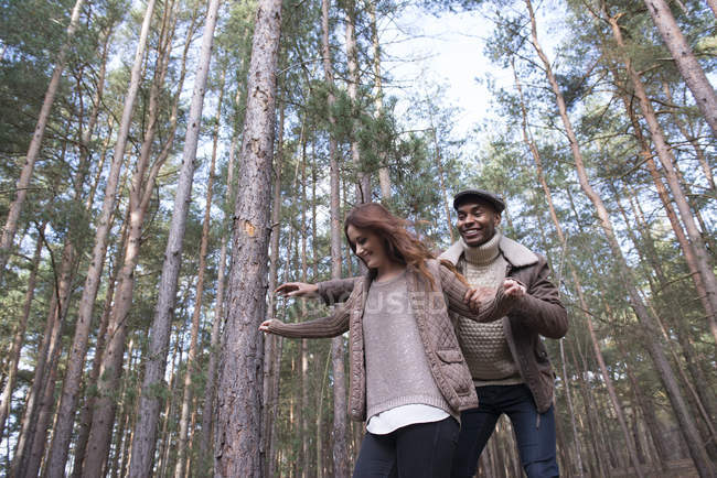 Couple s'amuser pendant la promenade en forêt — Photo de stock