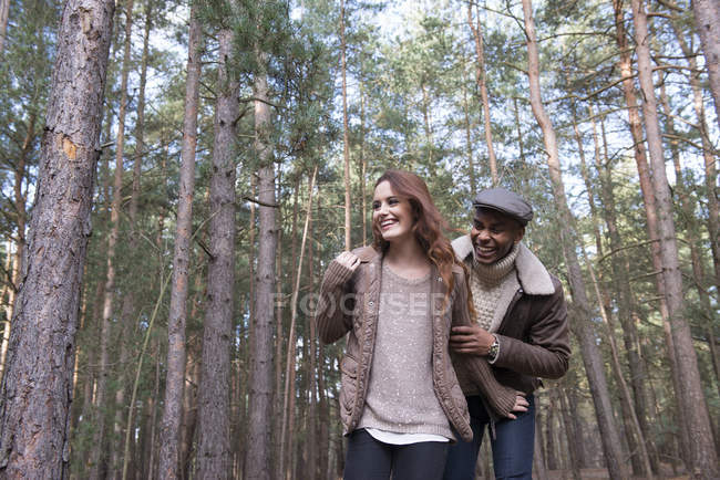 Casal se divertindo durante a caminhada na floresta — Fotografia de Stock