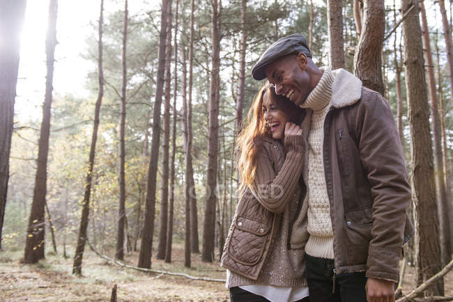 Пара обнимается на лесной прогулке — стоковое фото