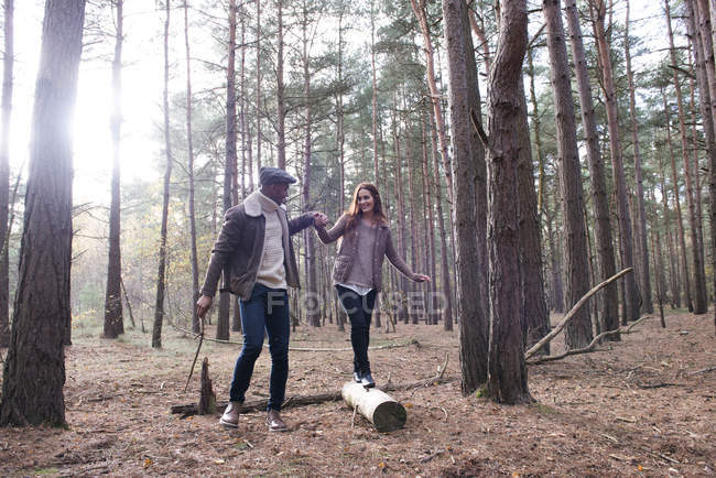 Coppia divertirsi durante la passeggiata nella foresta — Foto stock