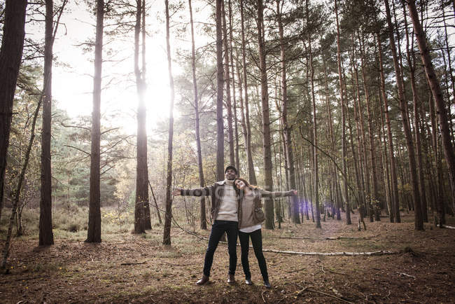 Couple communing avec la nature sur la promenade en forêt — Photo de stock