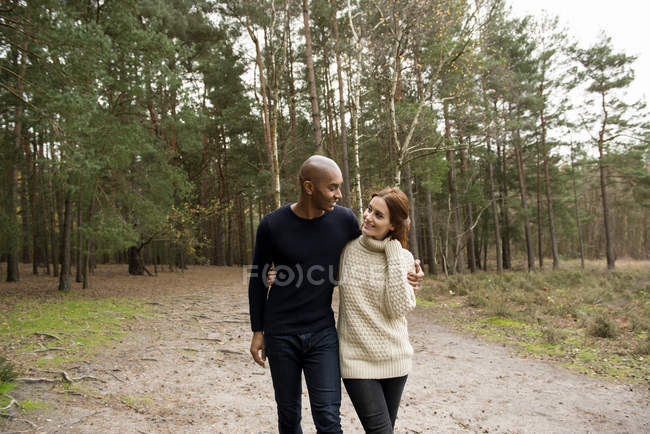 Couple communing avec la nature sur la promenade en forêt — Photo de stock
