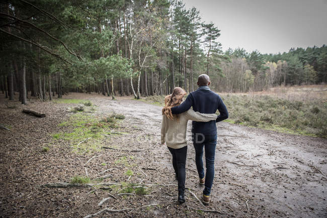 Jeune couple en promenade en forêt — Photo de stock