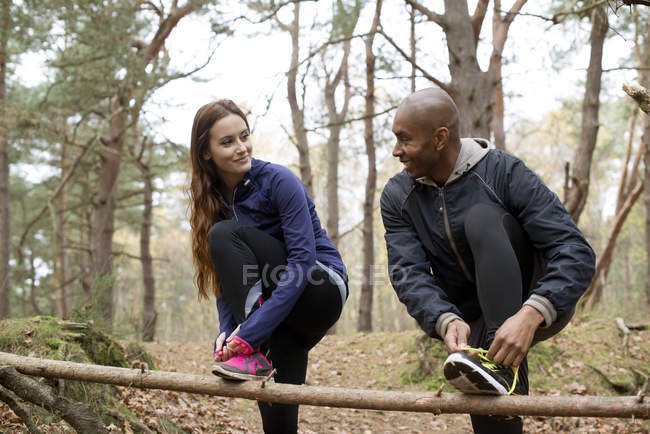 Young couple preparing for running — Stock Photo