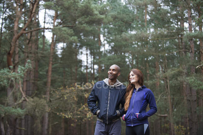 Jeune couple jouissant d'un environnement forestier — Photo de stock