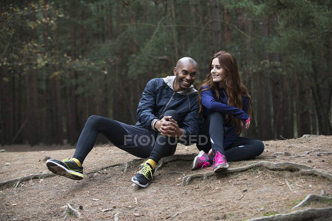 Casal gostando de estar juntos depois de correr — Fotografia de Stock