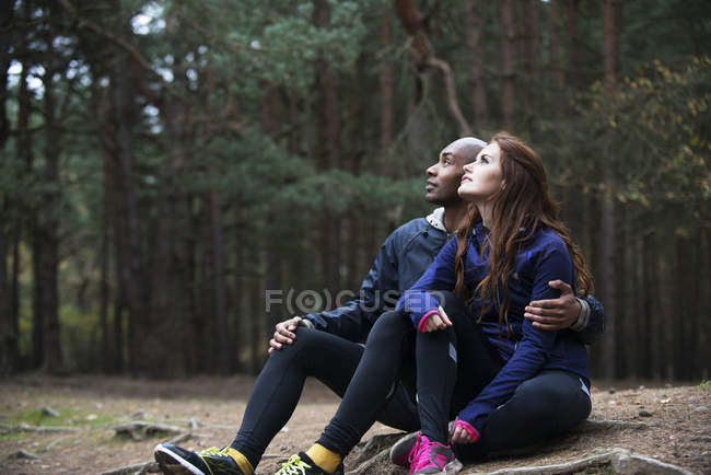Пара наслаждается быть вместе после пробежки — стоковое фото