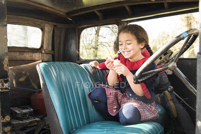 Діти грають у старовинній машині — стокове фото