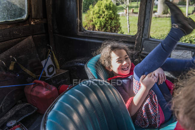 Діти грають у старовинній машині — стокове фото