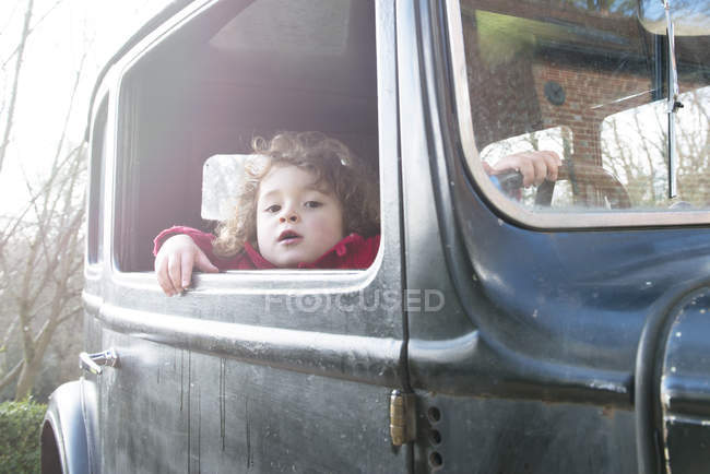 Menino sentado e olhando para fora janela do carro — Fotografia de Stock