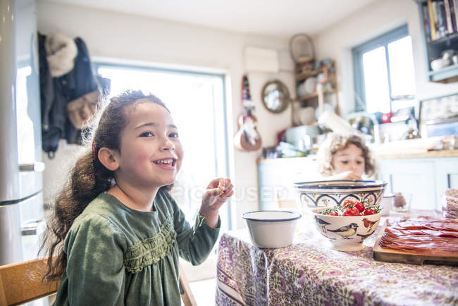 Brother and sister eating lunch — Stock Photo