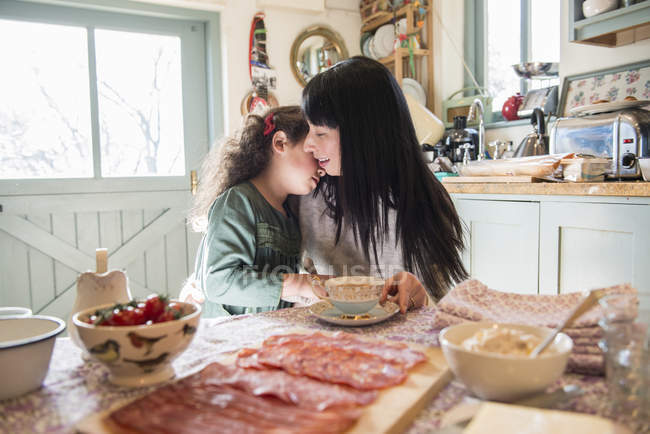 Mädchen wird von Mutter am Esstisch getröstet — Stockfoto