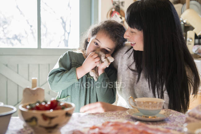 Menina sendo confortado pela mãe na mesa de jantar — Fotografia de Stock