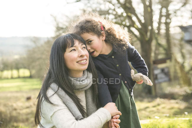 Madre e figlia nel giardino primaverile — Foto stock