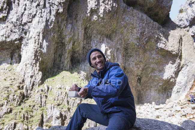 Bergsteiger sitzt und isst — Stockfoto