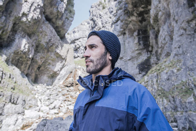 Bergsteiger steht in unwegsamem Gelände — Stockfoto
