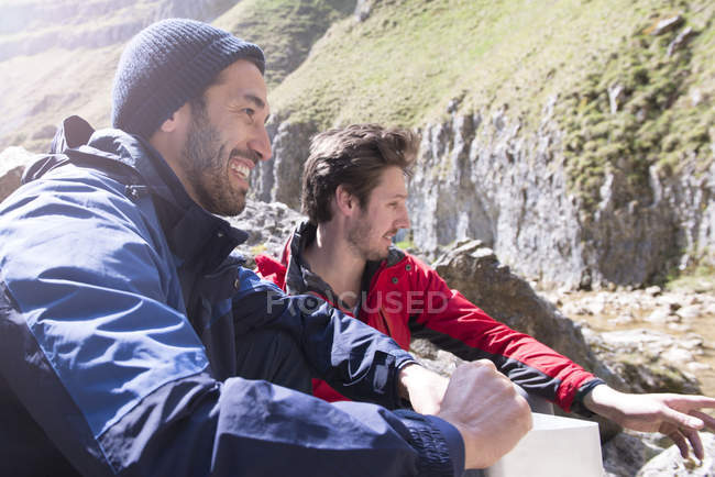 Mountaineers sitting and eating food — Stock Photo