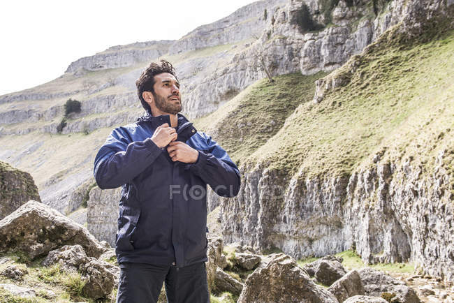 Mountaineer standing in rugged terrain — Stock Photo