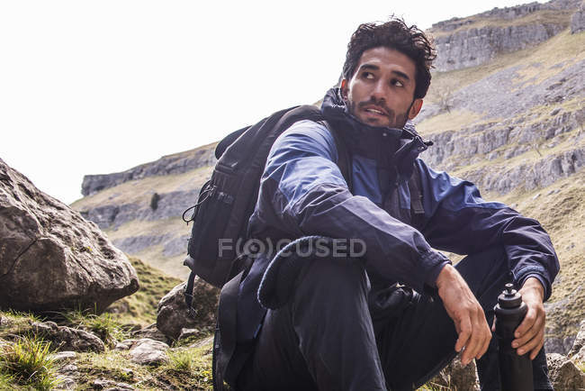 Альпініст сидить на міцній місцевості — стокове фото