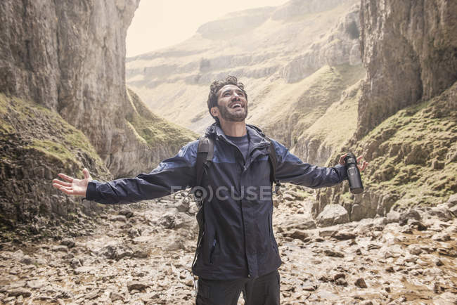 Alpiniste debout sur un terrain accidenté — Photo de stock