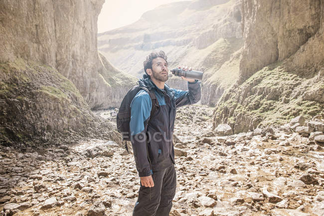 Alpinista che beve dalla bottiglia d'acqua — Foto stock