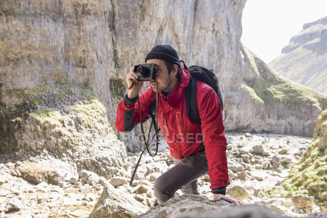 Альпініст піднімається по скелях і фотографує — стокове фото