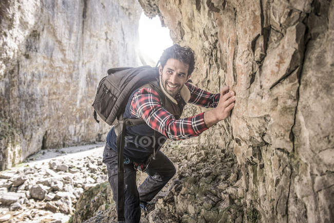 Montanhista atravessando borda rochosa — Fotografia de Stock