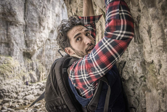 Альпинист, пересекающий скалистый выступ — стоковое фото