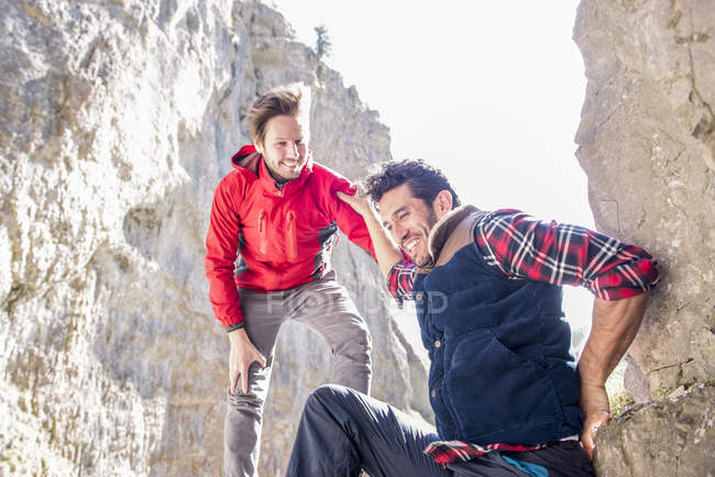 Bergsteiger ruhen sich beim Aufstieg aus und unterhalten sich — Stockfoto