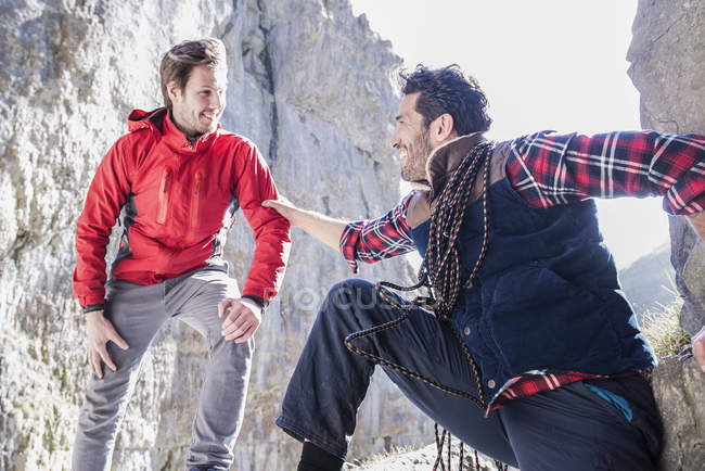 Alpinisti che riposano e parlano durante la salita — Foto stock