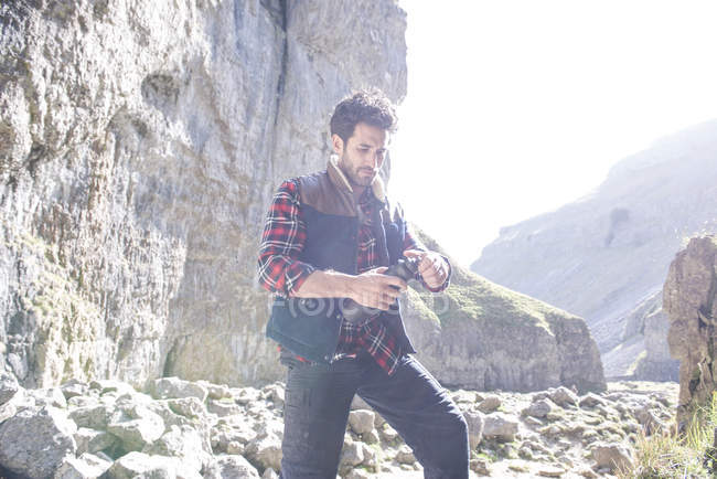 Альпініст стоїть з пляшкою води — стокове фото