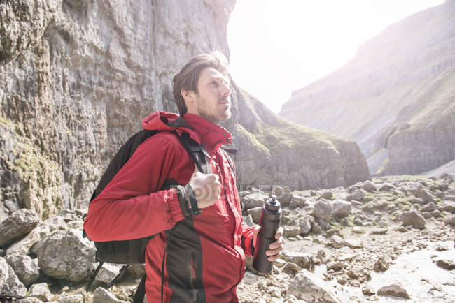 Alpiniste debout avec bouteille d'eau — Photo de stock