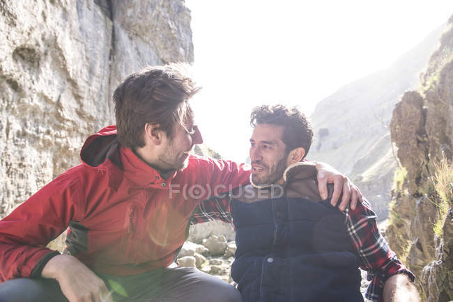 Альпинисты отдыхают и разговаривают во время восхождения — стоковое фото