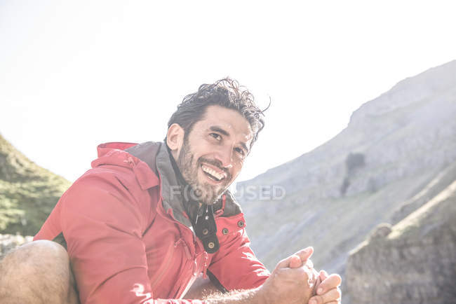 Bergsteiger hält an, um sich in Gebirgsbach zu waschen — Stockfoto
