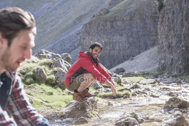 Альпіністи миють себе в струмку — стокове фото