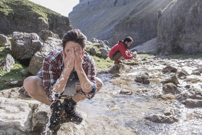 Альпинисты купаются в ручье — стоковое фото