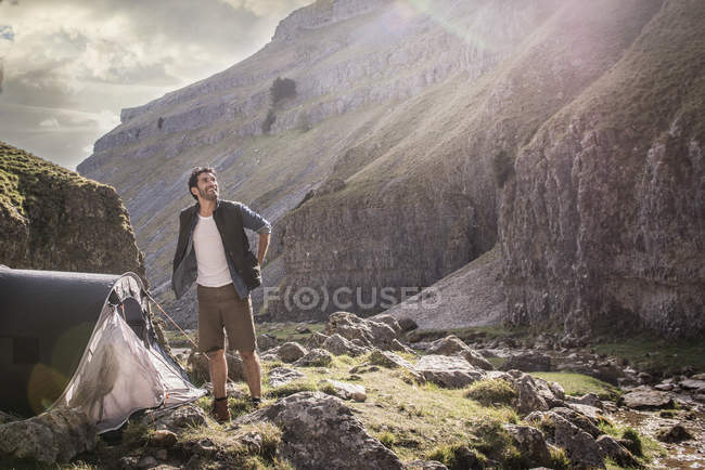 Man standing by tent — Stock Photo