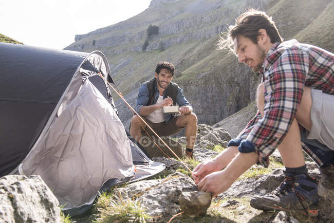 Montañistas comiendo en el campamento base - foto de stock
