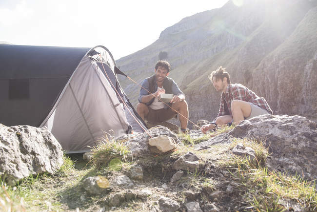 Montañistas comiendo en el campamento base - foto de stock