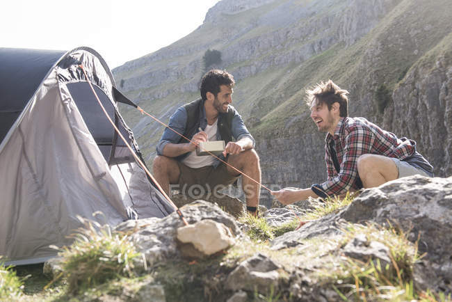 Bergsteiger essen im Basislager — Stockfoto