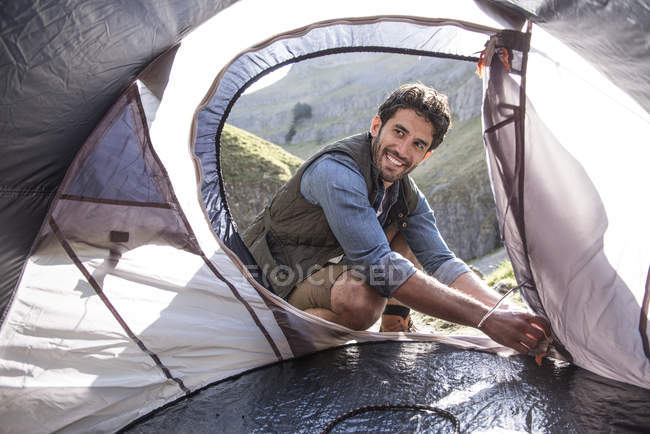 Mountaineer pitching tent — Stock Photo