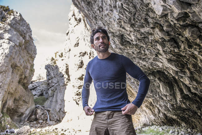 Альпинист, стоящий на пересеченной местности — стоковое фото