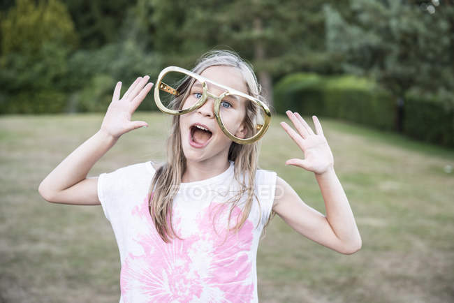 Дівчина в окулярах з великим анекдотом — стокове фото