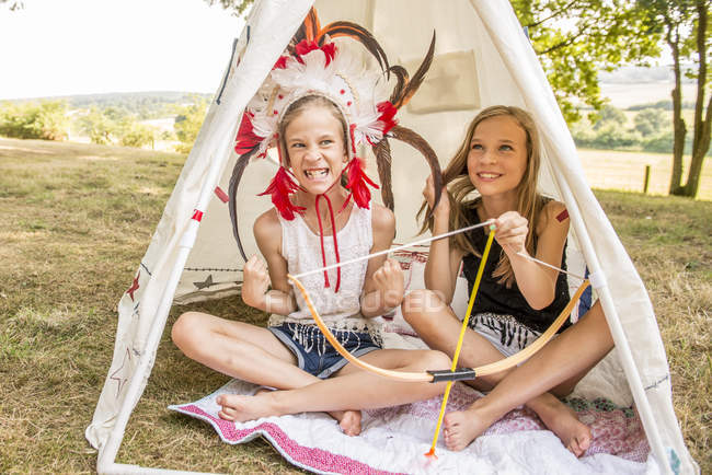 Young twins sit in wigwam — Stock Photo