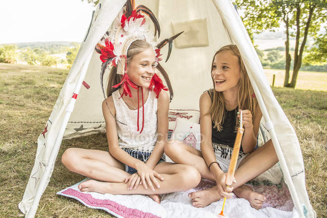 Young twins sit in wigwam — Stock Photo